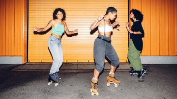 Three freestyler on roller skate dancing at night.